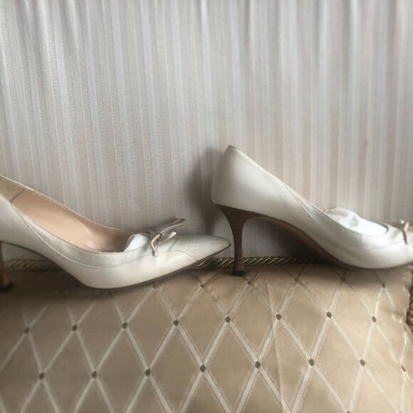 Authentic Manolo Blahnik shoes 38 1/2 Ivory/Cream leather, Linen at toe/trim EUC - Picture 2 of 10